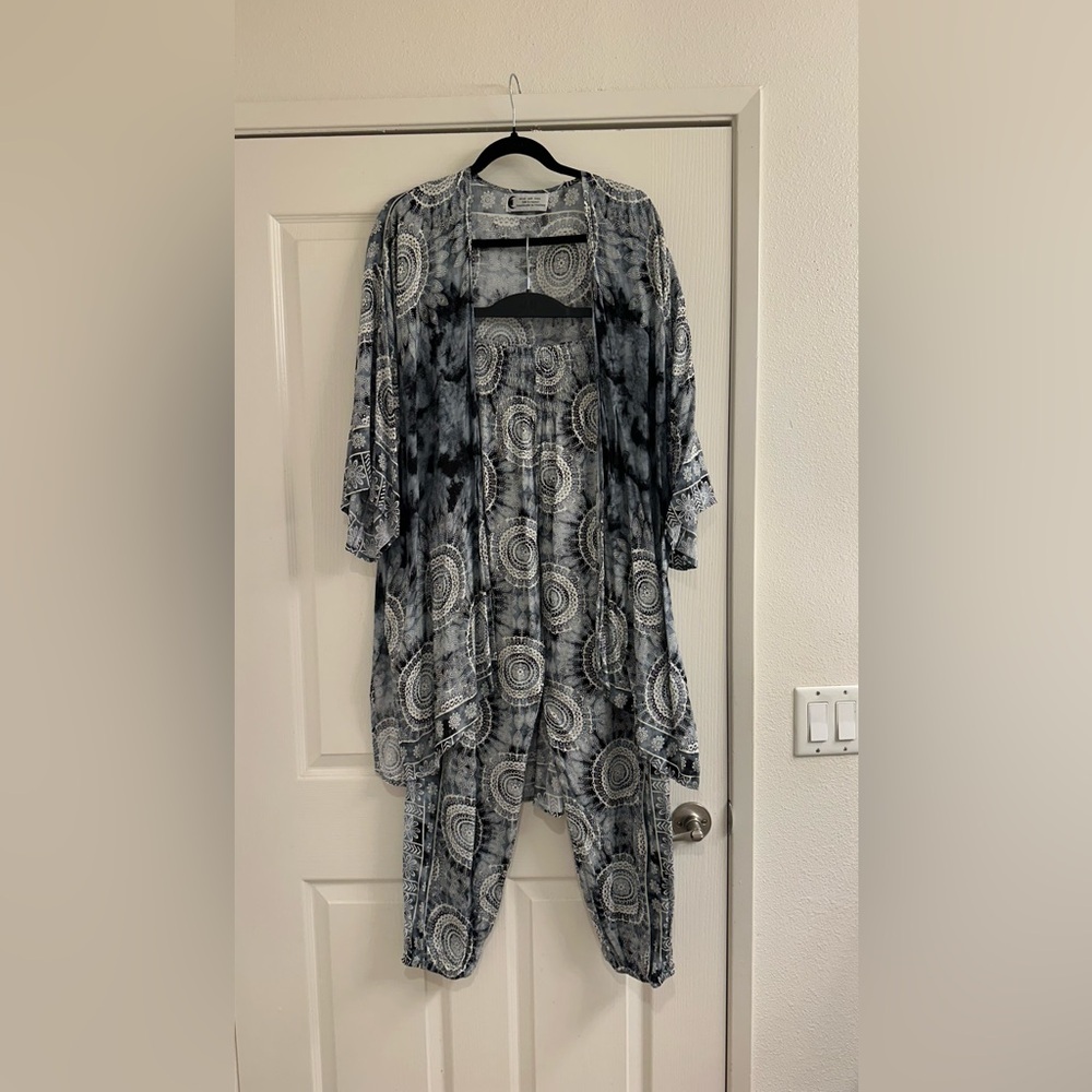 Stylish Black and Gray Patterned Kimono Set